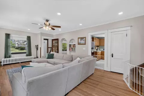 Living - 1046 Fourth St, Jackson, MI 49203 photo 5 of 6