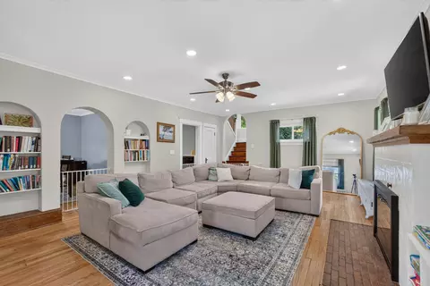 Living - 1046 Fourth St, Jackson, MI 49203 photo 3 of 6