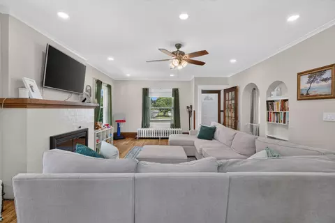 Living - 1046 Fourth St, Jackson, MI 49203 photo 4 of 6