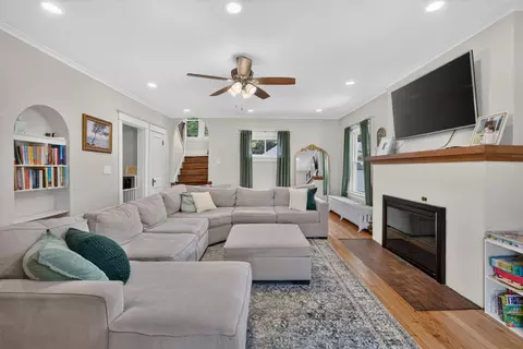 Living - 1046 Fourth St, Jackson, MI 49203 photo 2 of 6