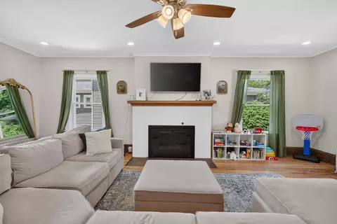 Living - 1046 Fourth St, Jackson, MI 49203 photo 6 of 6