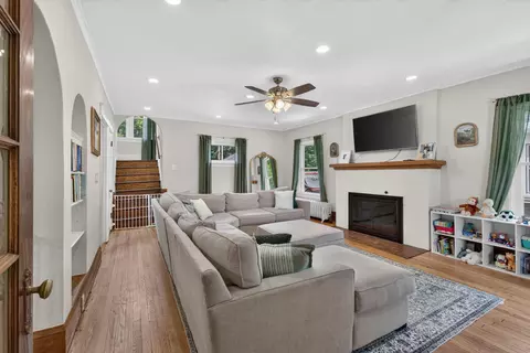 Living - 1046 Fourth St, Jackson, MI 49203 photo 1 of 6