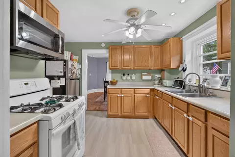 Kitchen - 1046 Fourth St, Jackson, MI 49203 photo 2 of 3