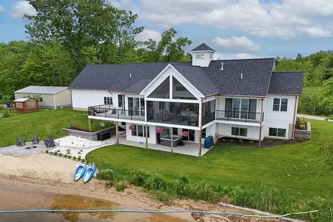17463 E Suwanee Trl, Howard City, MI 49329