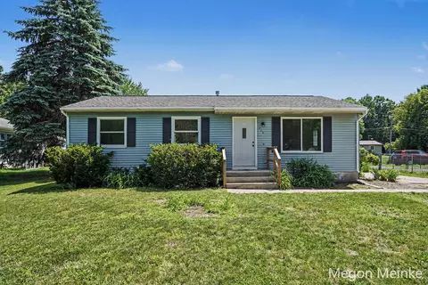 809 E Grant St, Greenville, MI 48838