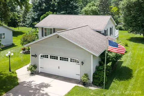 2565 Spring Ct, Zeeland, MI 49464