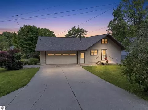 10876 Lockwood Dr, Cadillac, MI 49601