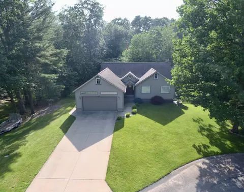 6829 Wintergreen Dr, Fruitport, MI 49415