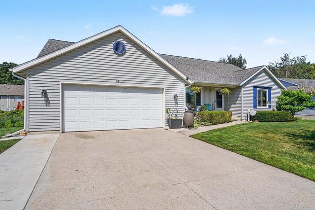 641 Ridgefield Dr, Coopersville, MI 49404