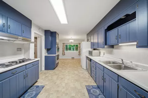 Kitchen - 1511 Strathmoor Ln, Jackson, MI 49203 photo 1 of 5