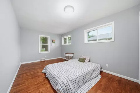 Bedroom - 1511 Strathmoor Ln, Jackson, MI 49203 photo 5 of 6