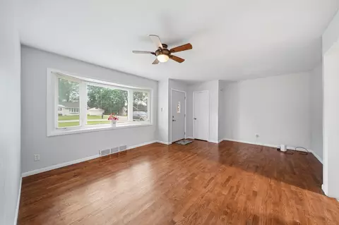 Living - 1511 Strathmoor Ln, Jackson, MI 49203 photo 2 of 3