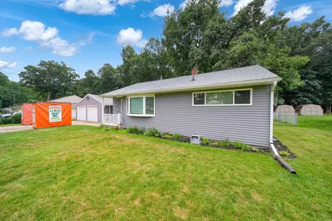 Exterior - 1511 Strathmoor Ln, Jackson, MI 49203 photo 3 of 16