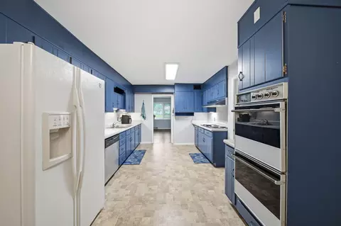 Kitchen - 1511 Strathmoor Ln, Jackson, MI 49203 photo 4 of 5