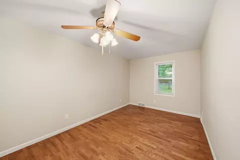Bedroom - 1511 Strathmoor Ln, Jackson, MI 49203 photo 1 of 6