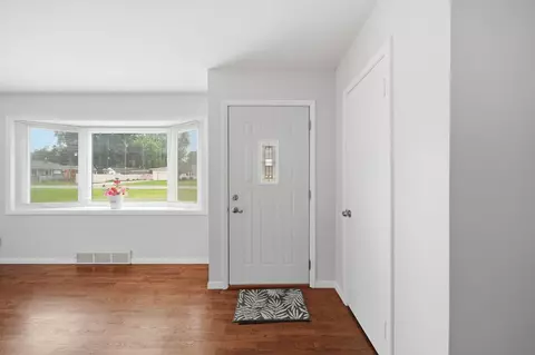 Entry Way - 1511 Strathmoor Ln, Jackson, MI 49203 photo 1 of 2