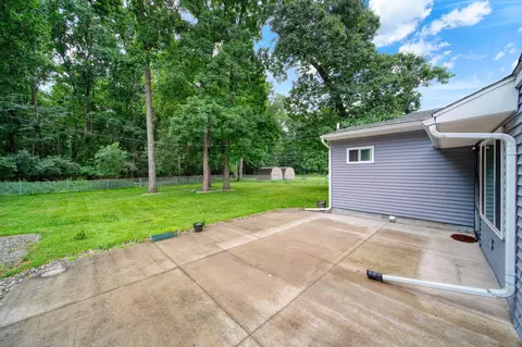 Exterior - 1511 Strathmoor Ln, Jackson, MI 49203 photo 10 of 16