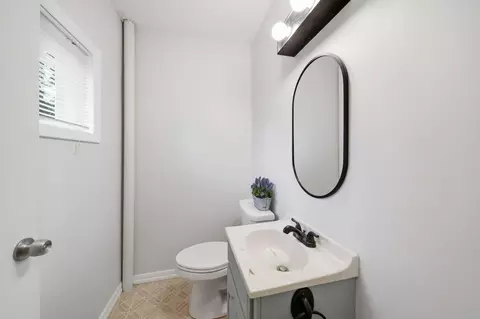 Bath - 1511 Strathmoor Ln, Jackson, MI 49203 photo 1 of 2