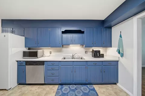 Kitchen - 1511 Strathmoor Ln, Jackson, MI 49203 photo 2 of 5