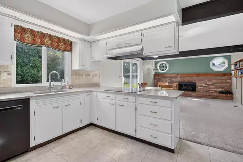Kitchen - 4745 Birch Haven Rd, Jackson, MI 49201 photo 2 of 7