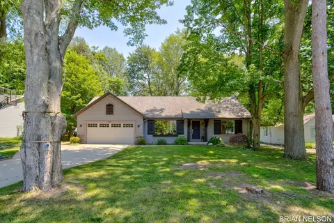 3380 Hollywood Dr, Holland, MI 49424