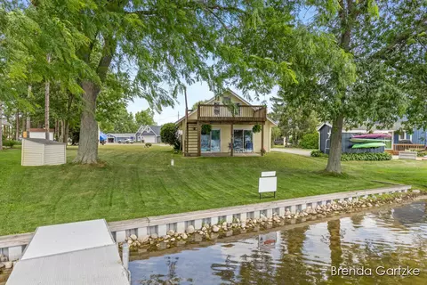 8836 W Suwanee Trl, Howard City, MI 49329