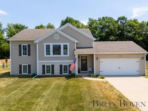 13346 Sunset View Dr NE, Cedar Springs, MI 49319