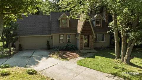 827 Shadybrook Dr, Holland, MI 49424