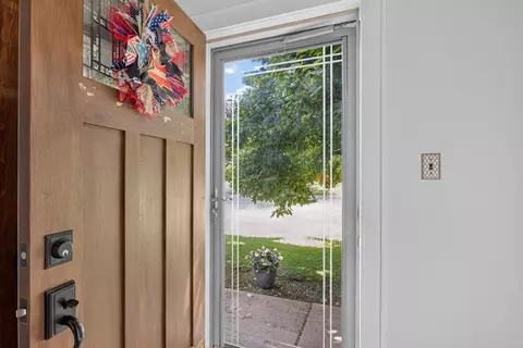 Entry Way - 1320 Warren Ave, Jackson, MI 49203 photo 2 of 6