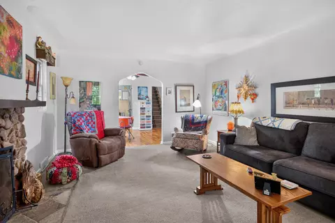 Living - 1320 Warren Ave, Jackson, MI 49203 photo 4 of 5