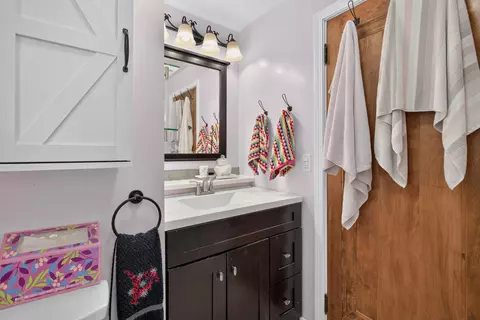 Bath - 1320 Warren Ave, Jackson, MI 49203 photo 2 of 4