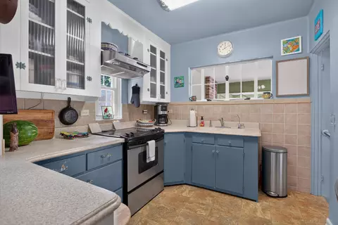 Kitchen - 1320 Warren Ave, Jackson, MI 49203 photo 2 of 3