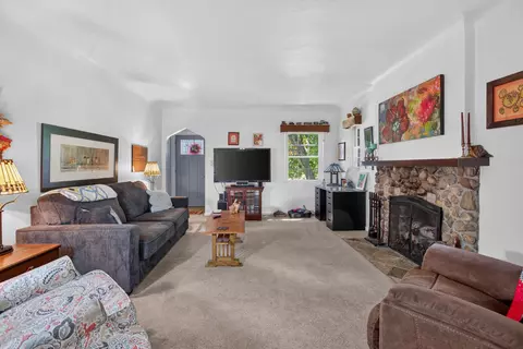 Living - 1320 Warren Ave, Jackson, MI 49203 photo 1 of 5