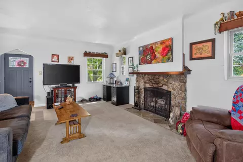 Living - 1320 Warren Ave, Jackson, MI 49203 photo 2 of 5