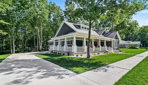 20 Kenneth St, Pentwater, MI 49449