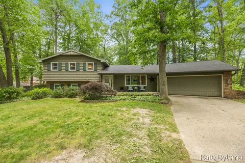 7569 Woodvale St SE, Grand Rapids, MI 49546