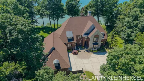 5645 N Lakeshore Dr, Holland, MI 49424