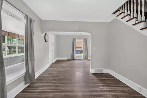 Living - 916 Lincoln St, Jackson, MI 49202 photo 3 of 4