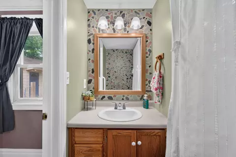 Bath - 916 Lincoln St, Jackson, MI 49202 photo 2 of 3