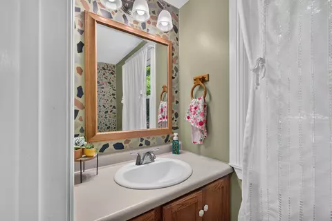 Bath - 916 Lincoln St, Jackson, MI 49202 photo 1 of 3