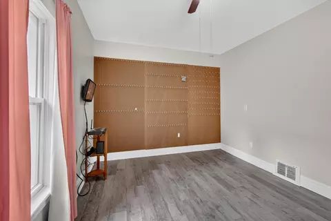Bedroom - 916 Lincoln St, Jackson, MI 49202 photo 1 of 5