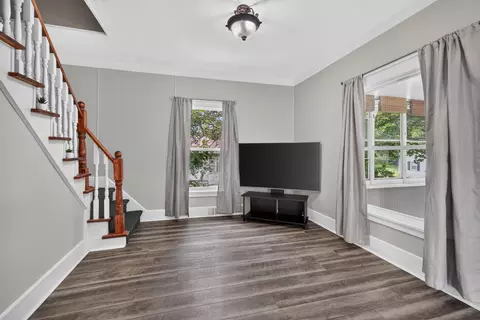 Living - 916 Lincoln St, Jackson, MI 49202 photo 1 of 4