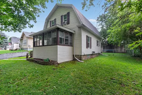 Exterior - 916 Lincoln St, Jackson, MI 49202 photo 4 of 14