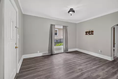 Living - 916 Lincoln St, Jackson, MI 49202 photo 4 of 4