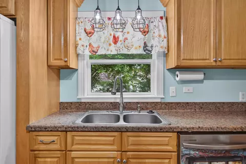 Kitchen - 916 Lincoln St, Jackson, MI 49202 photo 3 of 6