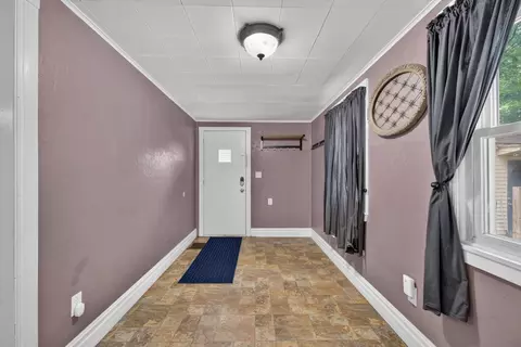 Entry Way - 916 Lincoln St, Jackson, MI 49202 photo 2 of 4