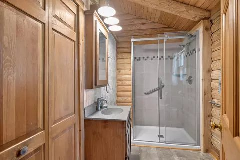 Bath - 11241 Almon Pt, Jerome, MI 49249 photo 1 of 3