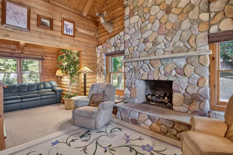 Living - 11241 Almon Pt, Jerome, MI 49249 photo 4 of 5