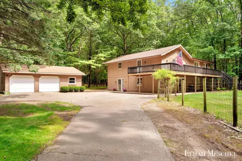 1160 Scenic Dr, Muskegon, MI 49445