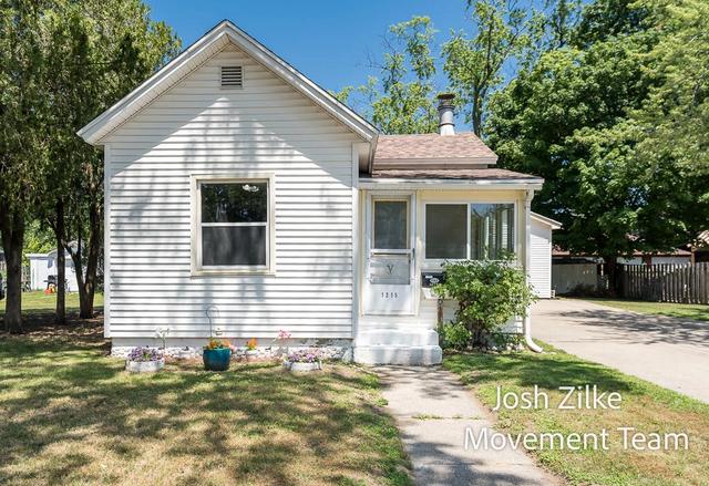 1215 Columbus Ave, Grand Haven, MI 49417